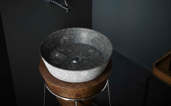 21611_es-lavabo-de-piedra-negra-sobre-encimera-madagascar-de-stone-series-by-bathco-ref-00384.sw580.sh360.ct1